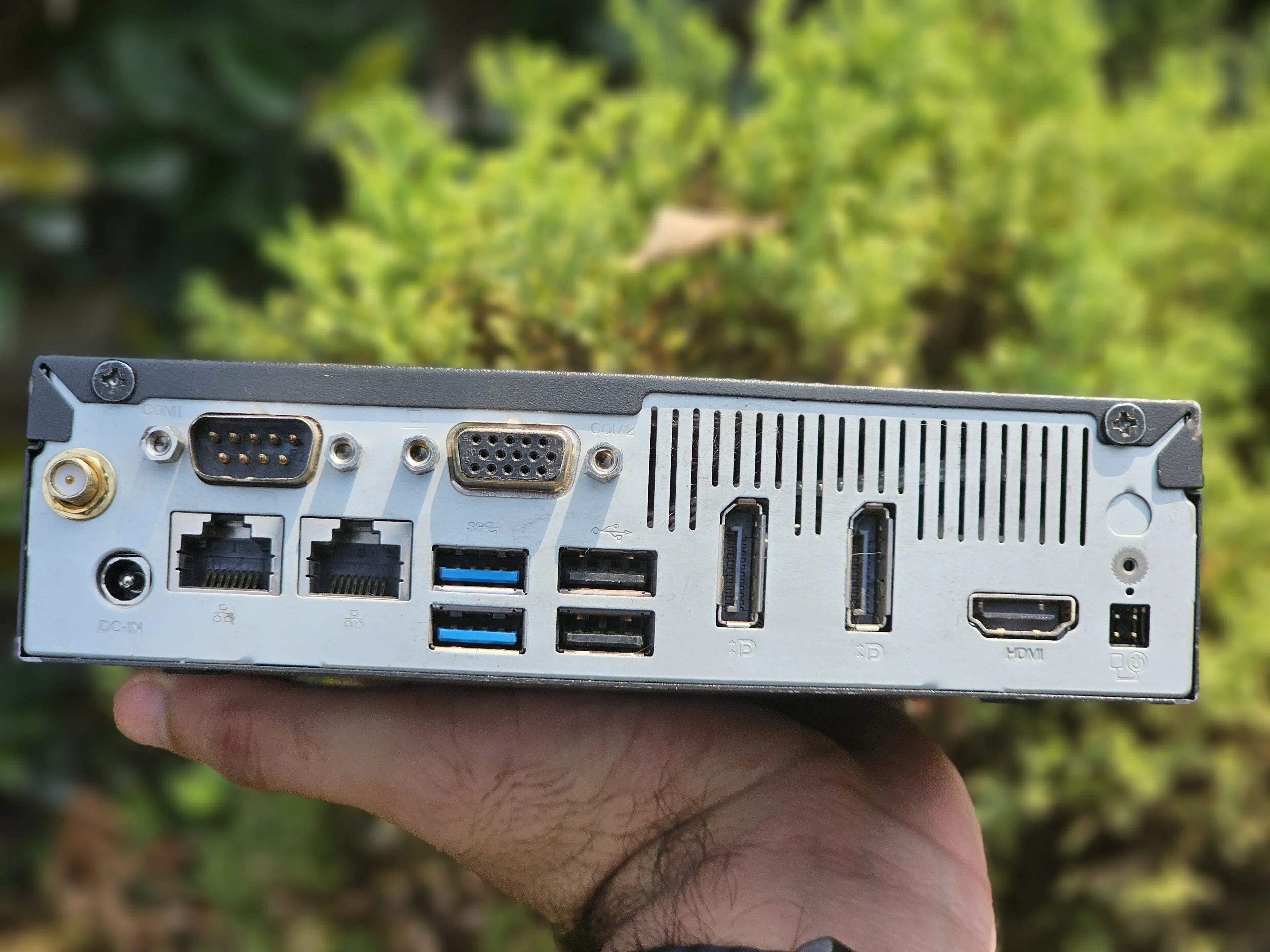 Shuttle DS-81 Back